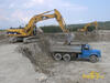 Pásové rypadlo Caterpillar 325C LNME nakládá T 148