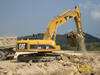 Pásové rypadlo Caterpillar 325D LN pracující pro firmu Vodohospodářské stavby