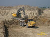 Pásové rypadlo Volvo EC460B LC nakládá kloubový dempr Caterpillar 735