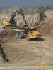 Pásové rypadlo Volvo EC460B LC nakládá kloubový dempr Caterpillar 735