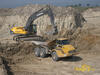 Pásové rypadlo Volvo EC460B LC nakládá kloubový dempr Caterpillar 735