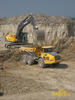Pásové rypadlo Volvo EC460B LC nakládá kloubový dempr Volvo A40 D