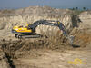 Pásové rypadlo Volvo EC460B LC pracující pro Vodohospodářské stavby