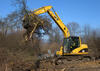 Pásové rypadlo Caterpillar 312C L s vidlemi na odstraňování vegetace