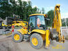 Rypadlonakladač JCB 3CX Super Sitemaster firmy Strabag převáží hutnicí desku Wacker DPU 6055