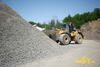 Kolový nakladač Caterpillar 966G nabral lopatu