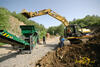 Pásové rypadlo Caterpillar 315C L nakládá do třídičky Resta TK6