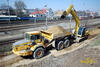 Pásové rypadlo New Holland Kobelco E 265 nakládá kloubový dempr Volvo A30C firmy Skanska DS