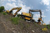 Pásové rypadlo Caterpillar 325D LME a kolové rypadlo Volvo EW180B, obě firmy Stavební mechanizace CZ