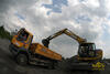 Kolové rypadlo Komatsu PW160 nakládá Iveco 440 firmy Eurovia