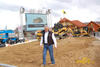 Herec Tomáš Hanák moderoval předvádění strojů Caterpillar