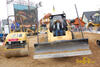 Herec Tomáš Hanák řídí pásový smykem řízený nakladač Caterpillar 297C