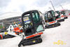 Minirypadla Bobcat, v popředí typ 319