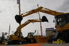 Pásové rypadlo Komatsu PC138US-8 a kolové rypadlo Komatsu PW140-7
