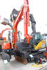 Pásové rypadlo Mecalac 714MC zvedá midirypadlo Kubota KX161-3α