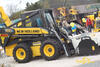 Smykem řízený nakladač New Holland L185 se silniční frézou Simex