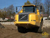 Kloubový dempr Volvo A30D firmy Aquasys jede pod bagr
