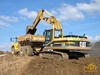 Pásové rypadlo Caterpillar 322B LN nakládá kloubový dempr Volvo A30D