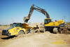 Rypadlo Volvo EC360C L nakládá kloubový dempr Komatsu HM 400