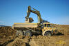 Kloubový dempr Volvo A35D nakládaný pásovým rypadlem Komatsu PC650SE