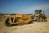 Pásový traktor Challenger MT865B se skrejprem Reynolds 17E10.5