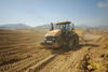 Pásový traktor Challenger MT875B se skrejprem Reynolds 17E10.5