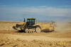 Pásový traktor Challenger MT875B se skrejprem Reynolds 17E10.5