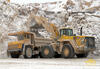 Kolový nakladač Komatsu WA 600 nakládá dempr Belaz 7540
