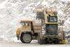 Kolový nakladač Komatsu WA 600 nakládá dempr Belaz 7540