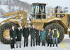 Skupinové foto k předání nového nakladače Caterpillar 988H