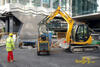 Midirypadlo JCB 8080 nakládá na Road Charing dempr Terex, obojí  firmy O'Conell Plant Group