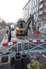 Rypadlonakladač Volvo BL 71 Plus s kladivem firmy L. Lynch na Cromwell Road