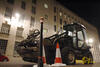 Traktorový nakladač s kompresorem JCB 2CX Airmaster firmy Conway na Queen Victoria Street