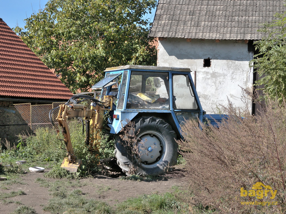Traktor Zetor s podkopem v zahradě jednoho z bořeňovických stavení