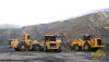 Kolové nakladače Caterpillar 990 a 990H nakládají dempr 775B