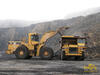 Kolový nakladač Caterpillar 990 nakládá pevný dempr Caterpillar 775B