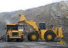 Kolový nakladač Caterpillar 990H nakládá pevný dempr Caterpillar 775B