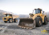 Pevný dempr Caterpillar 775B a kolový nakladač Caterpillar 990