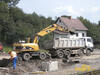 Kolové rypadlo Caterpillar M 318C firmy Szarzec nakládá vozidlo MAN TGA 41.480