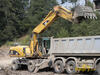 Kolové rypadlo Caterpillar M 318C firmy Szarzec nakládá vozidlo MAN TGA 41.480