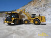 Kolový nakladač Caterpillar 988H nakládá damper 775F