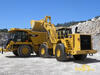 Kolový nakladač Caterpillar 988H nakládá damper 775F