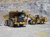 Kolový nakladač Caterpillar 988H nakládá damper 775F