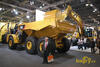 Kloubový dempr Caterpillar 740 a pásové rypadlo Caterpillar 345D L