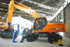 Kolové rypadlo Doosan DX210W s drapákem na řepu cukrovku