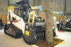 Pásový smykem řízený nakladač Bobcat T320 s lesní frézou FRC150