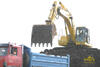 Pásové rypadlo Komatsu PC340LC firmy Alpine stavební CZ nakládá tatru firmy Vlastislav Spáčil