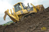 Pásový dozer Komatsu D65EX firmy Alpine stavební CZ vysvobozený z bahna