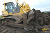 Pásový dozer Komatsu D65EX firmy Alpine stavební CZ vysvobozený z bahna