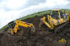 Rypadlonakladač JCB 3CX Contractor vyprošťuje dozer Komatsu D65EX firmy Alpine stavební CZ